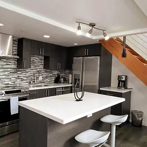  Apartment Modern Top-floor 1-bedroom Loft With Free Parking