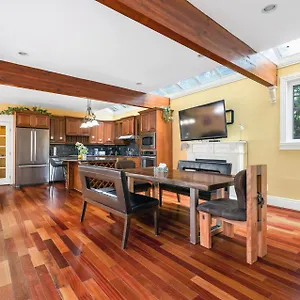 Guest house Charming Retreat On Cypress Street, Your Away From